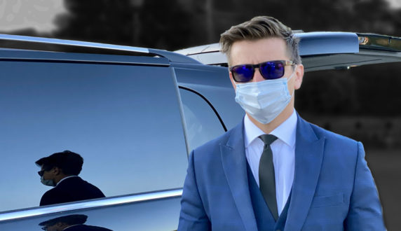 Safety: Face mask Chauffeur with Sunglasses in Mercedes V-Class, in London