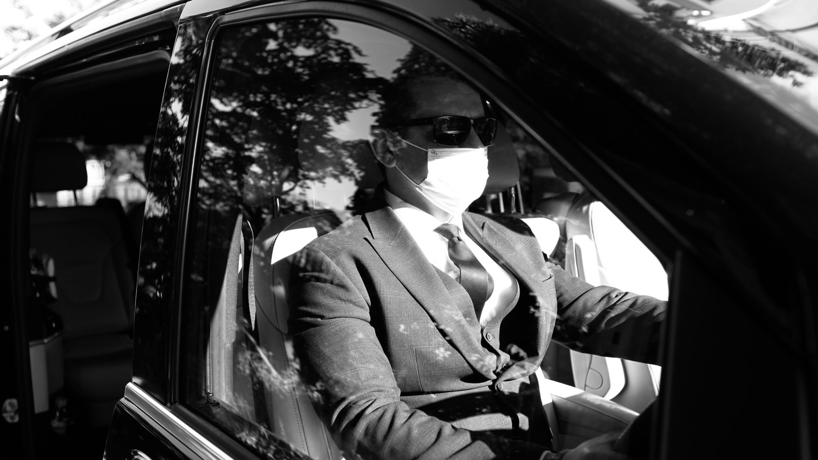 V-Class chauffeur driving with mask