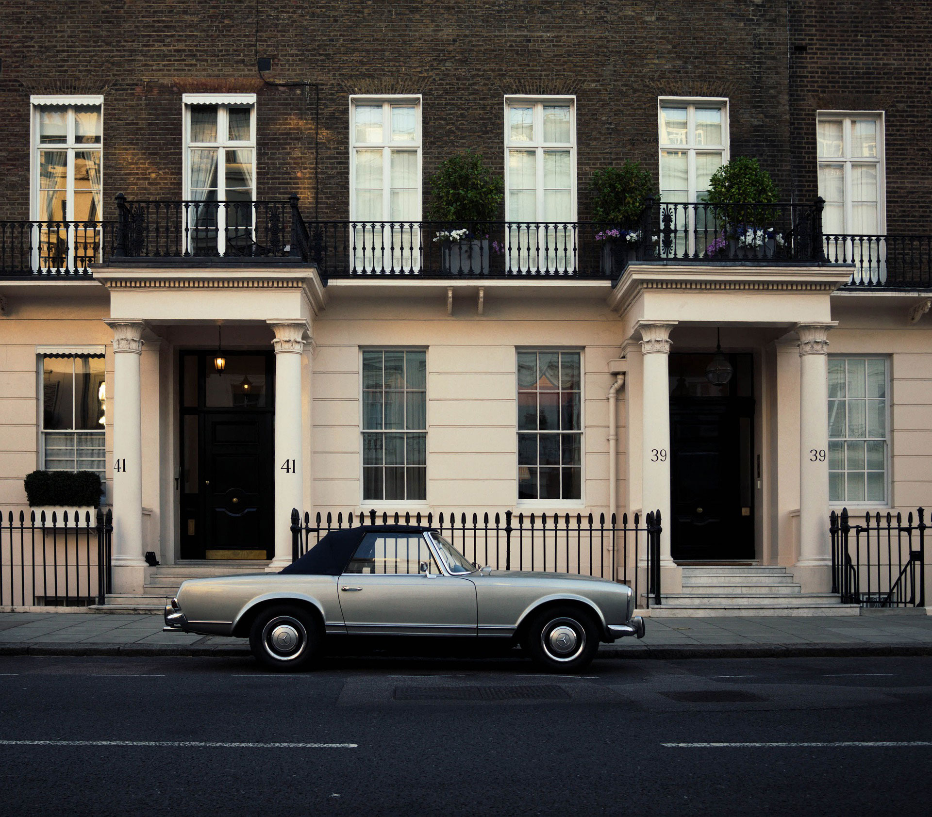 Louis Vuitton, Valentino Expand on Sloane Street, London's Green