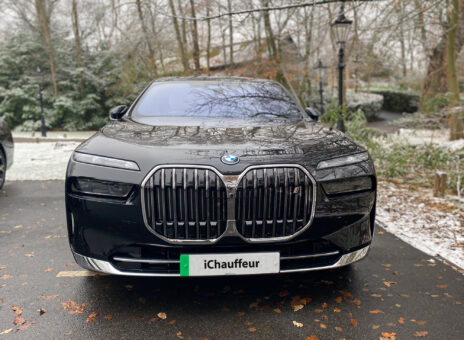 BMW i7 chauffeur car in black, front grill with iChauffeur number plate