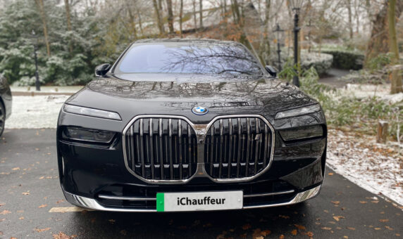 BMW i7 chauffeur car in black, front grill with iChauffeur number plate