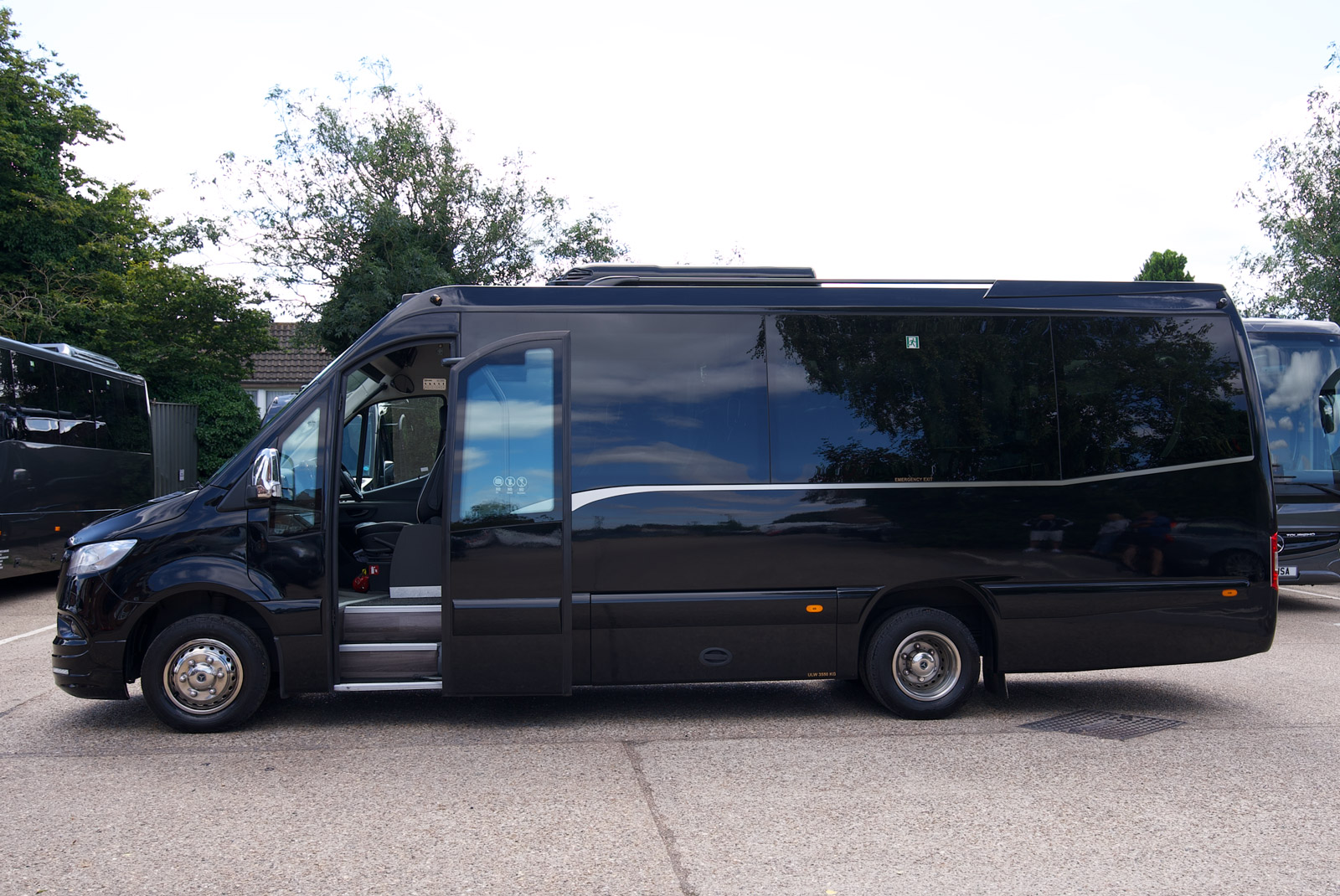 Luxury chauffeur-driven Minibuses & Coaches - iChauffeur